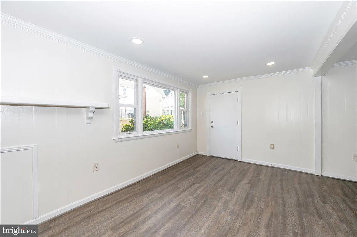 3 bed, 2.0 bath, 1391 sqft, $2,000 — Photo 2