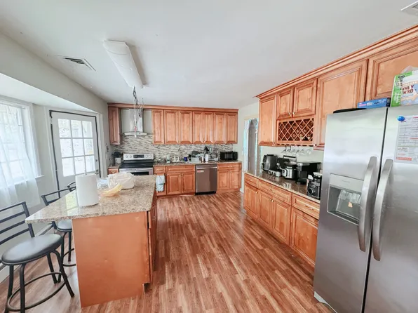 3 Wellington Dr, Stony Brook, NY 11790
