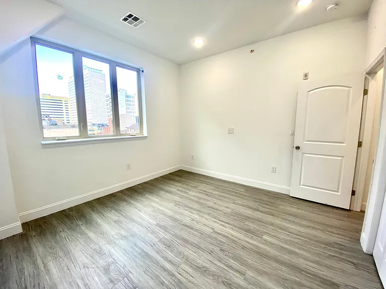 439 N 13th St #3E — Photo 9