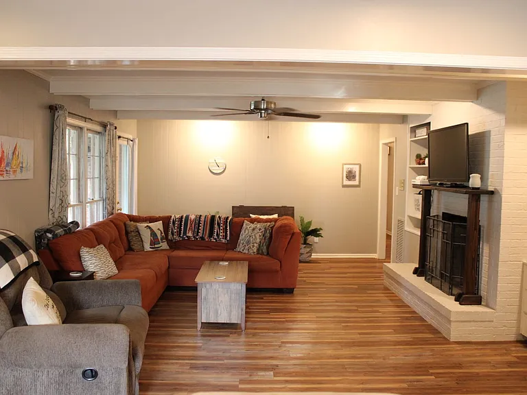 2450 Belcher Dr — Photo 3