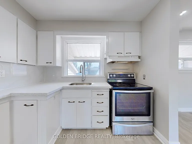 438 Centre St E — Photo 7