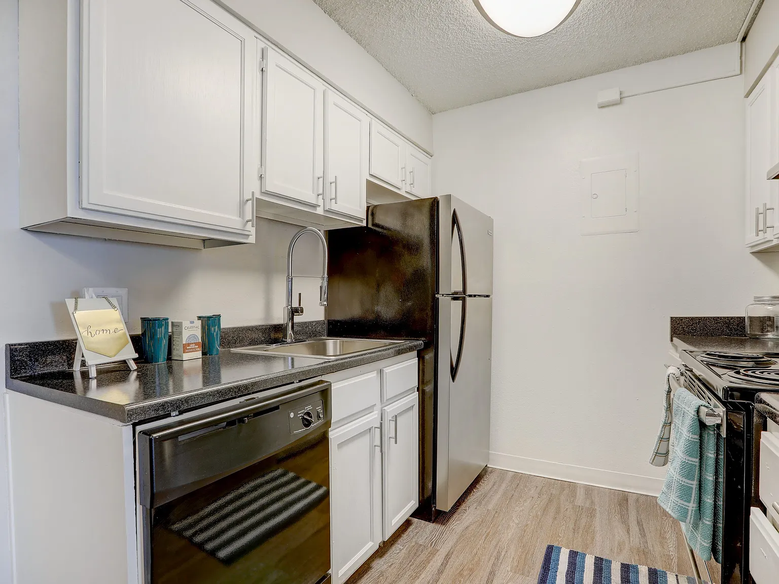 Miramar Apartments — Photo 3