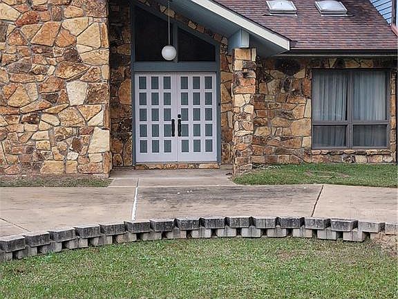 2nd image of 292 Country Club Rd