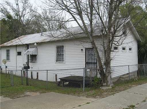 2nd image of 990 Division St
