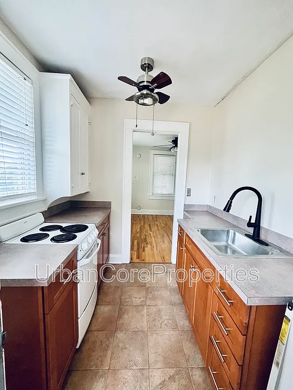 Studio, 1.0 bath, 350 sqft, $1,150 — Photo 3