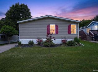 11595 Clearwater Dr, Fenton, MI 48430