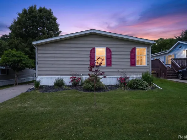 11595 Clearwater Dr, Fenton, MI 48430
