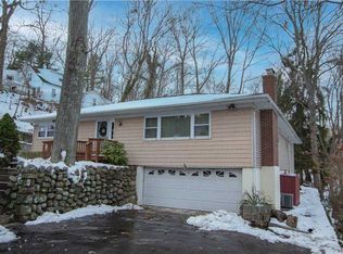 27 Westfield Dr, Centerport, NY 11721