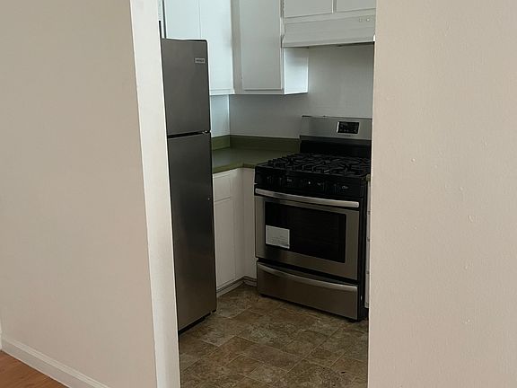 5th image of 515 Kelton Ave #205