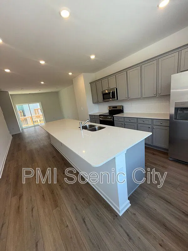 3 bed, 3.5 bath, 1463 sqft, $2,399 — Photo 3