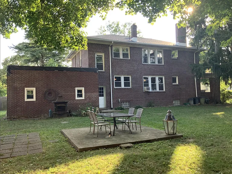 Side yard with table & chairs