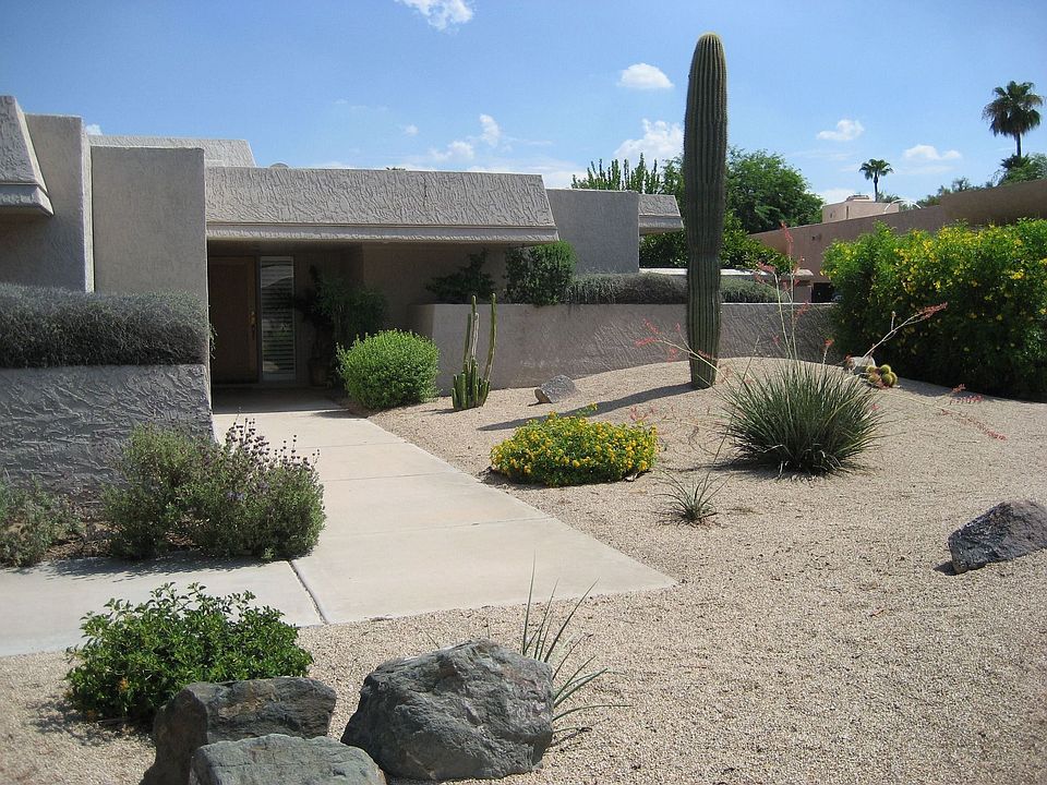 Eco-Conscientious Zeriscape Makes For Stunning Curb Appeal