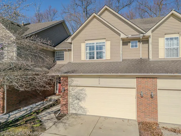 22070 Hidden Lane Dr, New Boston, MI 48164
