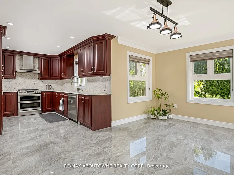 2235 Grenville Dr — Photo 9