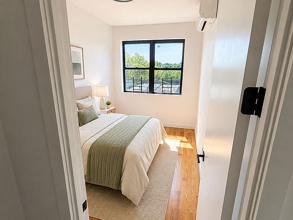 4th image of 718 Hinsdale St #Penthouse 4r