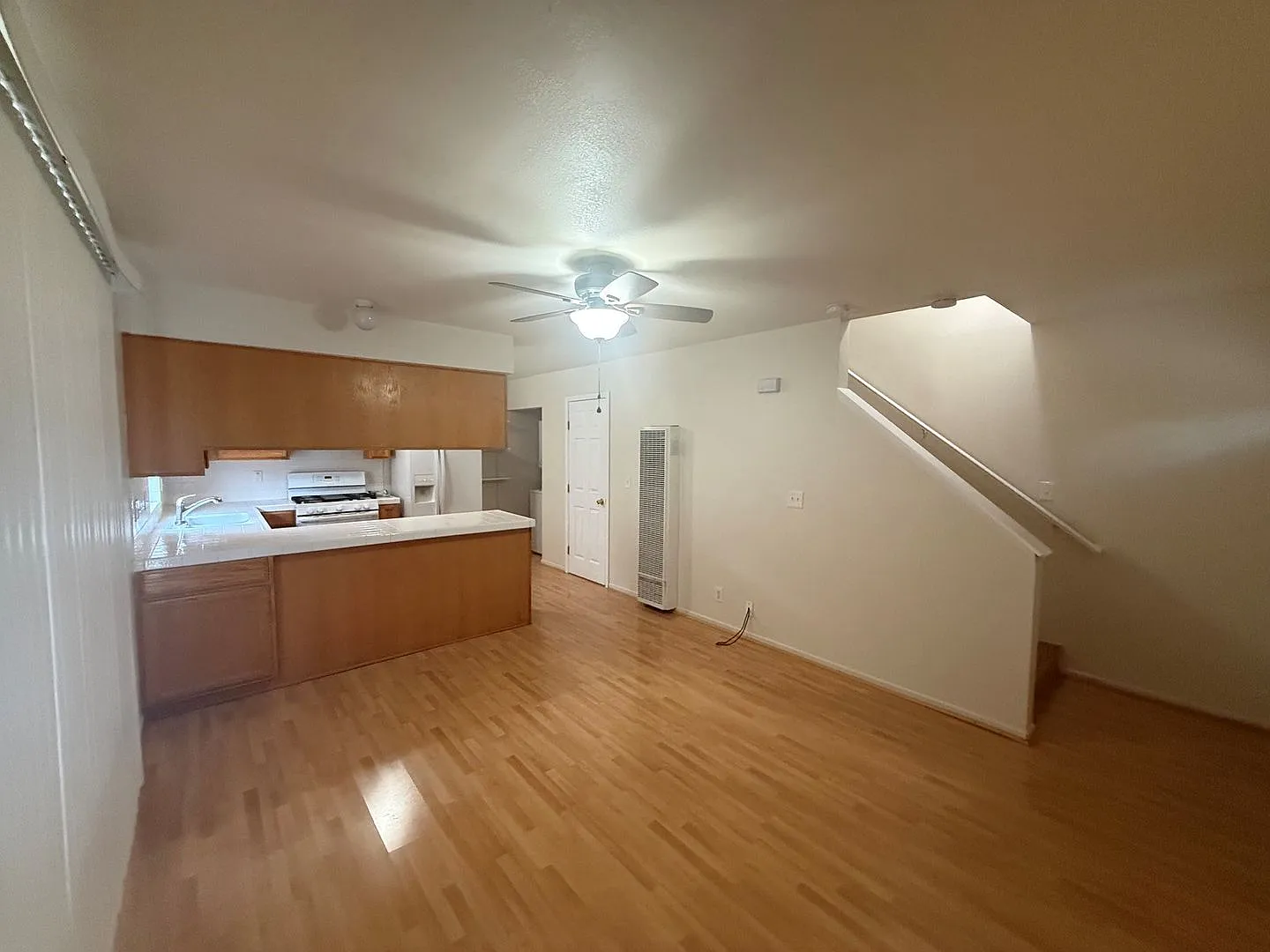 Nice Unit in a Duplex. Private Enclosed Yard, — Photo 3