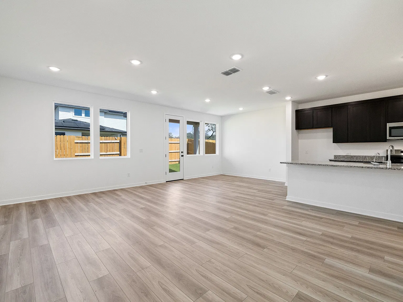 4 bed, 3.5 bath, 2018 sqft, $2,200 — Photo 4