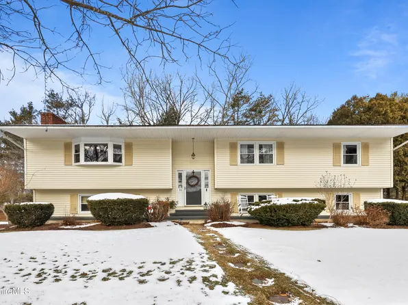 11 Brookside Dr, Pittsfield, MA 01201