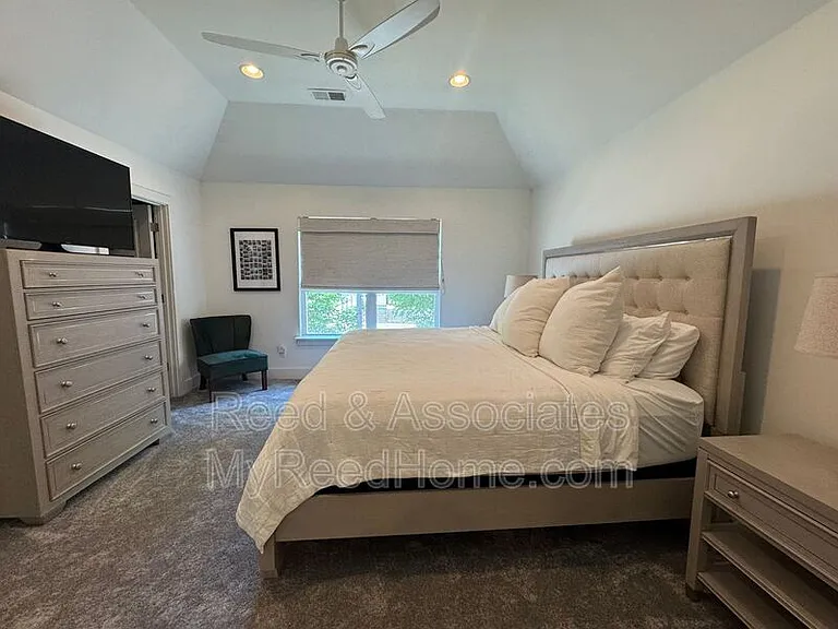 1080 Blythe St — Photo 9