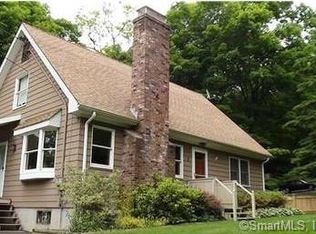 8 Farview Dr, Branford, CT 06405