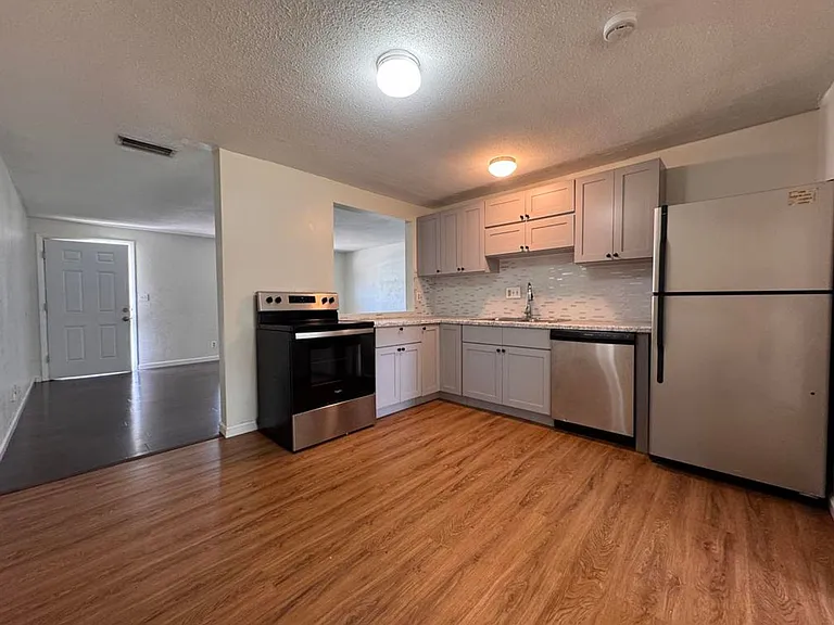 535 Olive St — Photo 6