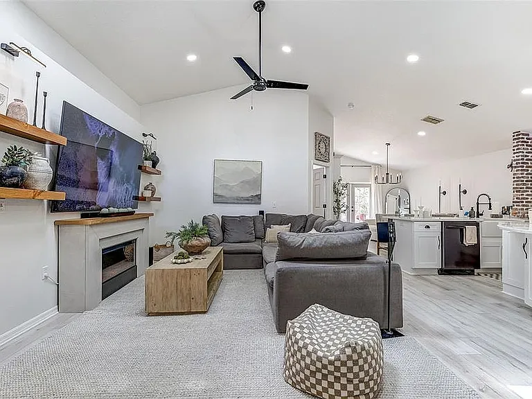 814 Brightview Dr — Photo 5