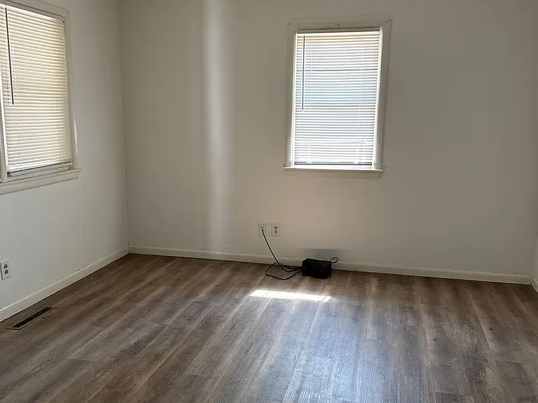724 W Walnut St — Photo 5
