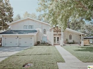 405 Cherokee Ln, Victoria, TX 77901