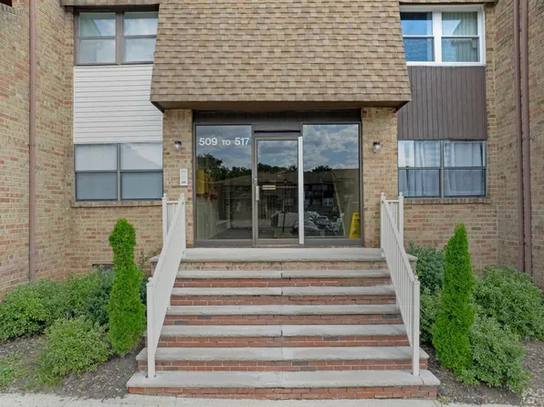 517 Sharon Garden Ct, Woodbridge, NJ 07095