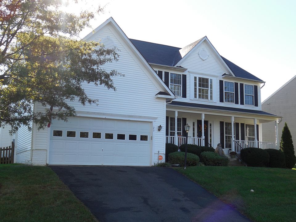 4 bed 3 1/2 bath colonial!