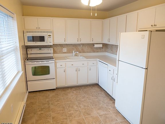 4th image of 32B Lakeside Dr