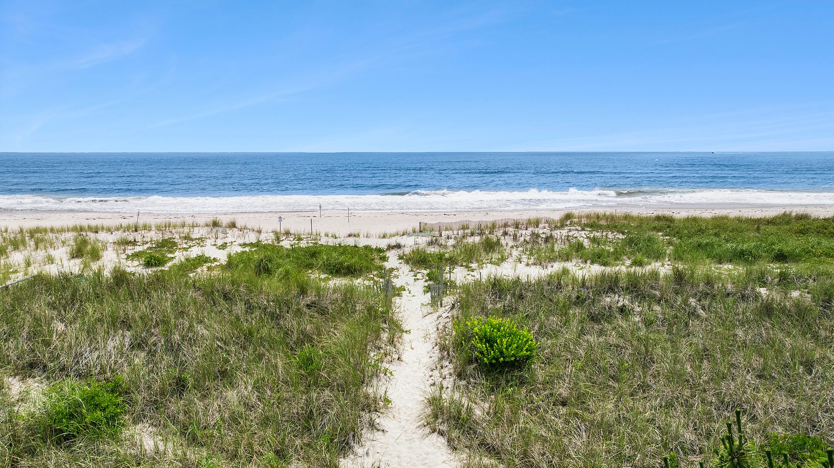  Private walkway to beach
