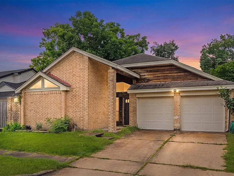 7815 Royan Dr — Photo 1