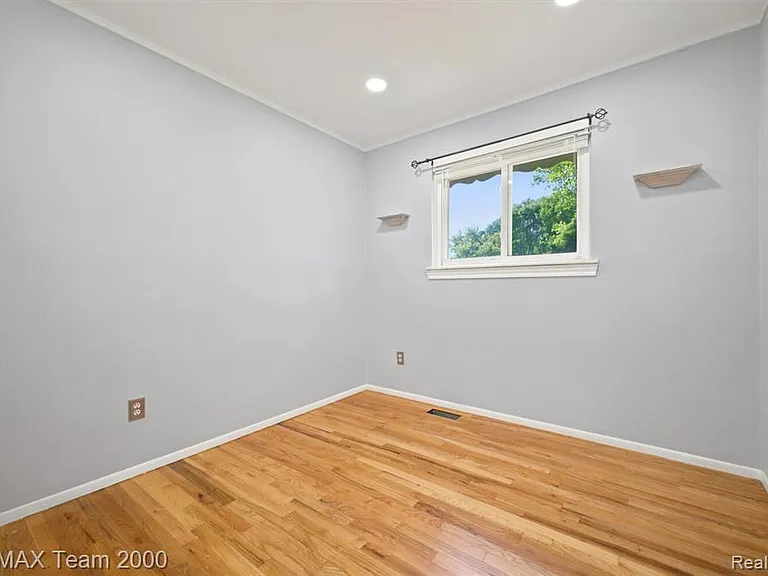 31906 Cambridge St — Photo 7