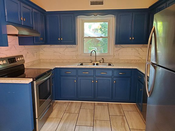 3rd image of 2805 Linkhorne Dr #A
