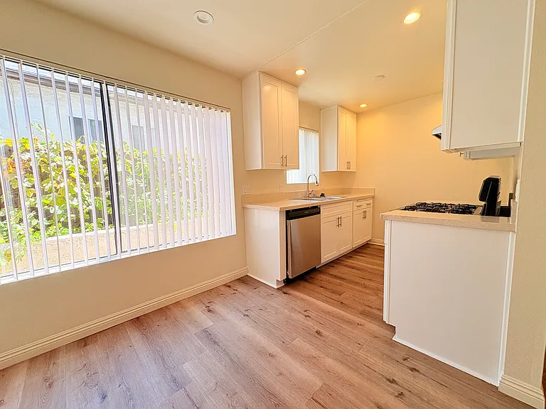 1049 Winchester Ave — Photo 11