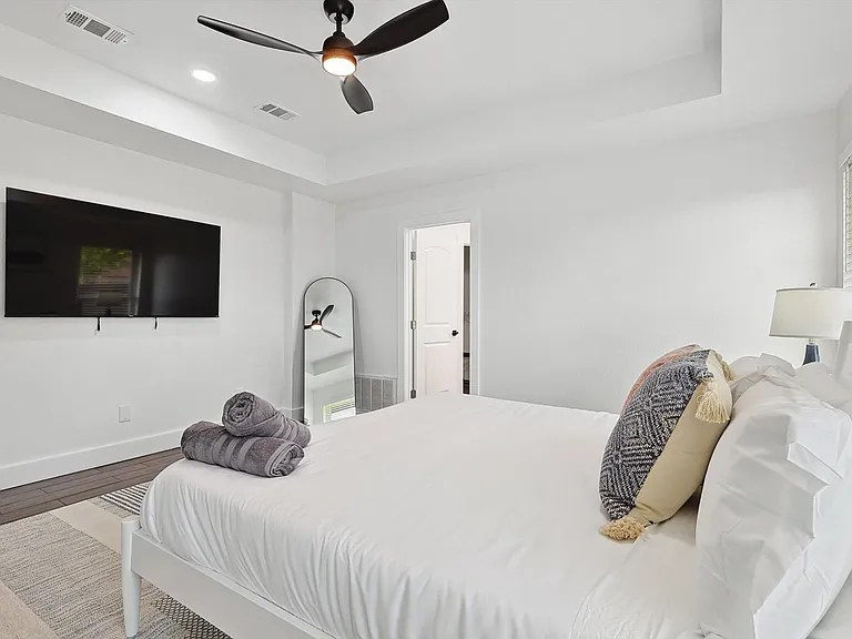 3322 Darby Ln — Photo 55