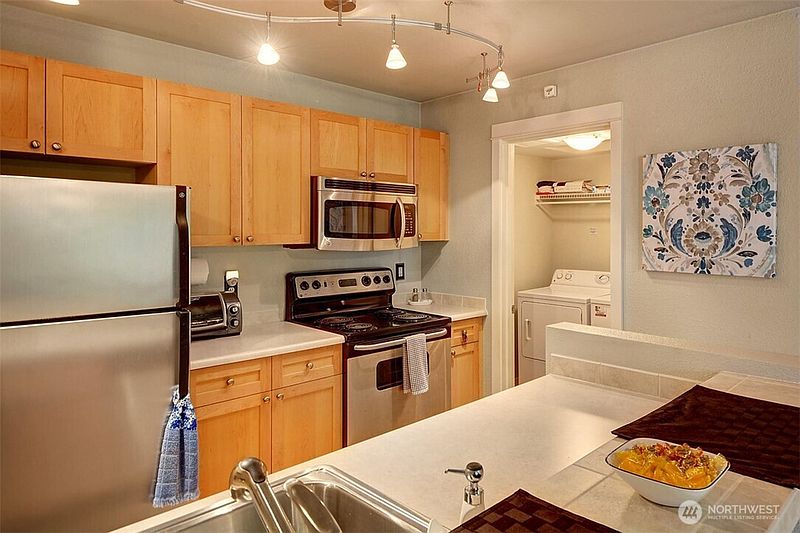 5th image of 9805 Avondale Road NE #T254