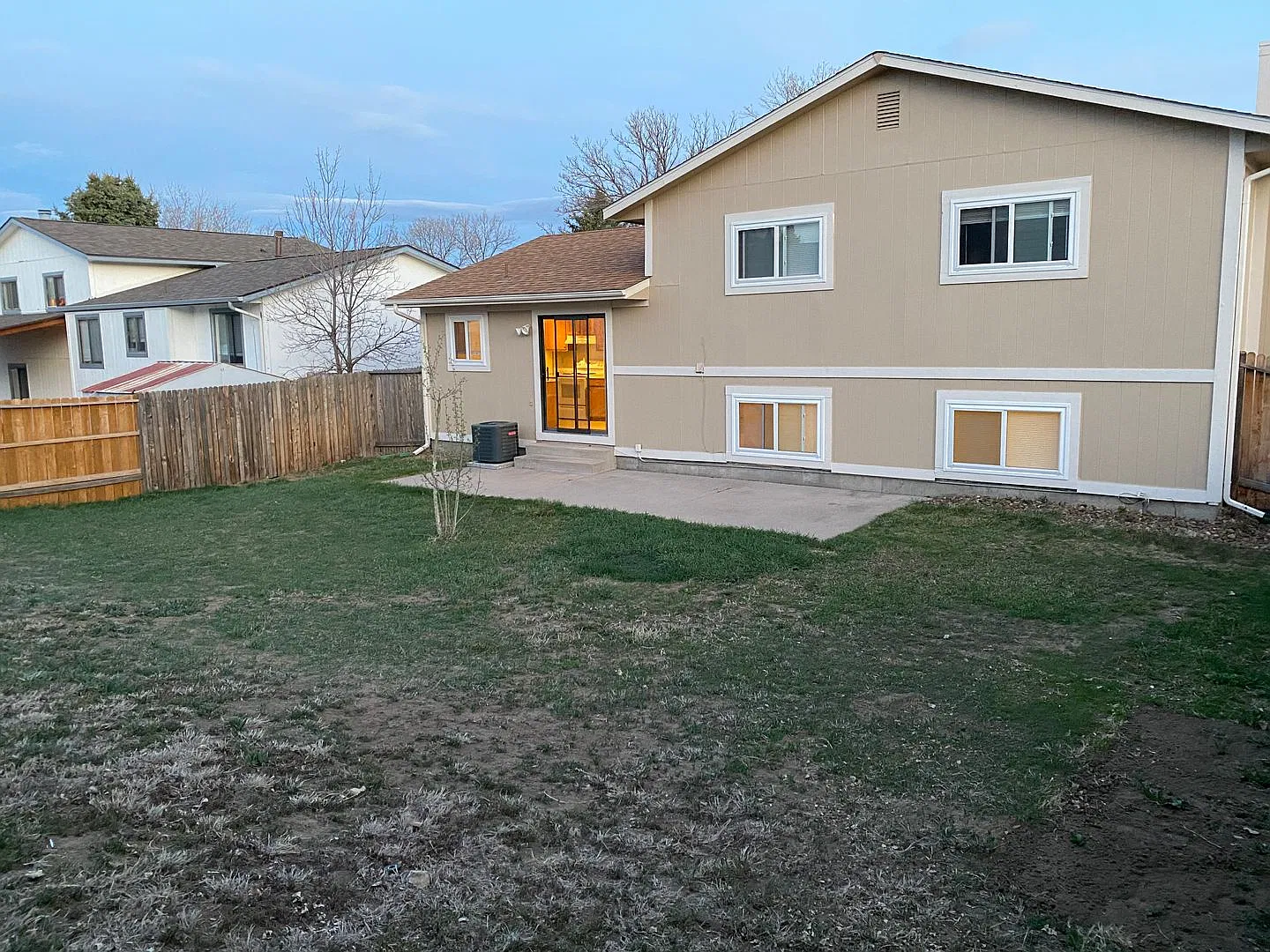 Fantastic 3 Bedroom, 2 Bath, 2 Car Garage, fenced back yard with AC — Photo 3