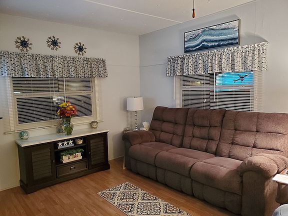 Couch has fliptop center con