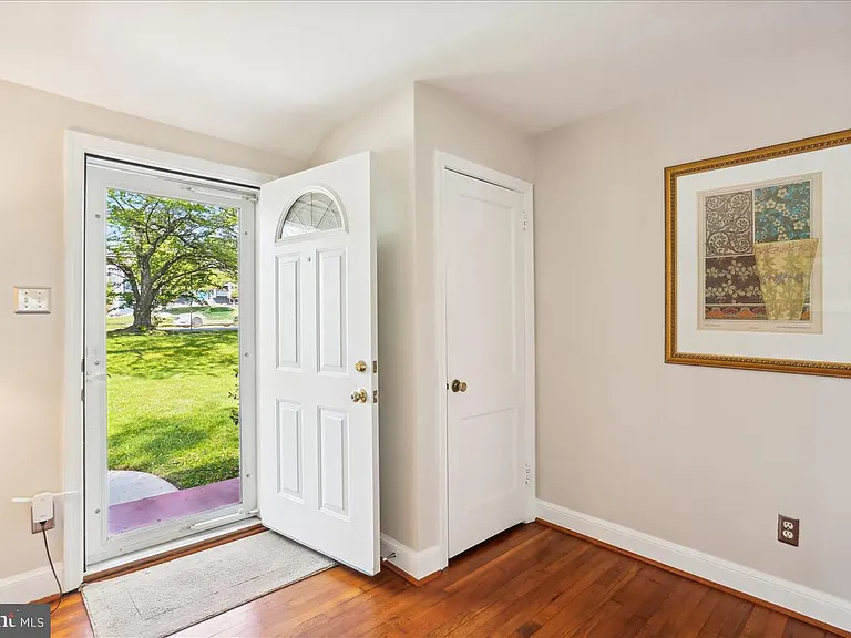 1806 Arcola Ave — Photo 3