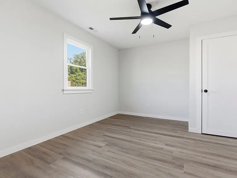 1339 E Division St — Photo 17