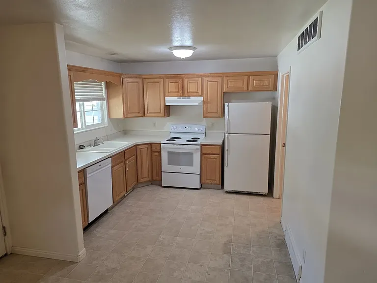 387 N Peach St — Photo 2