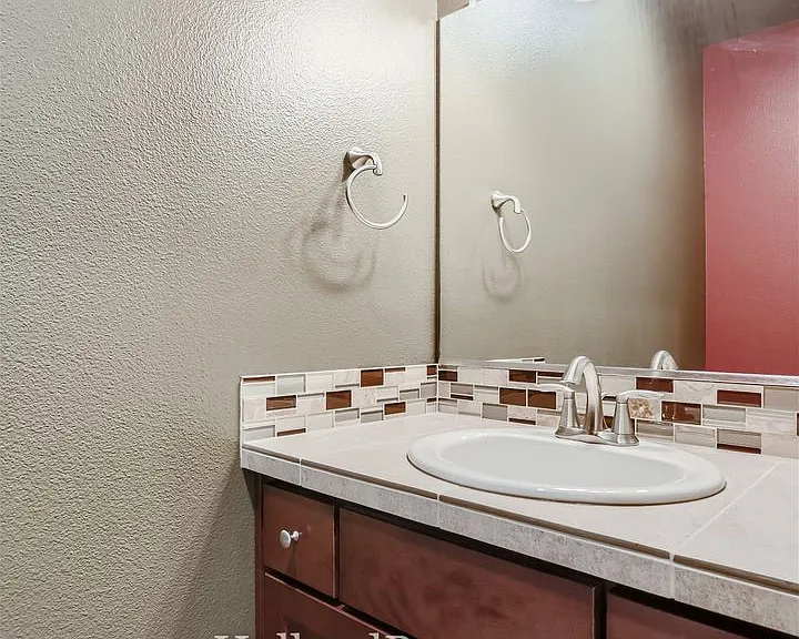 472 NE Patricia Ann Pl — Photo 3