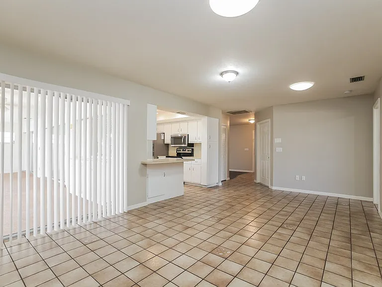 2130 SE 9th Ter — Photo 8