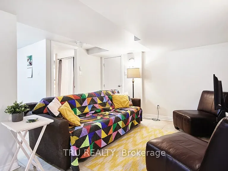 1342 Hanbury St #B — Photo 5
