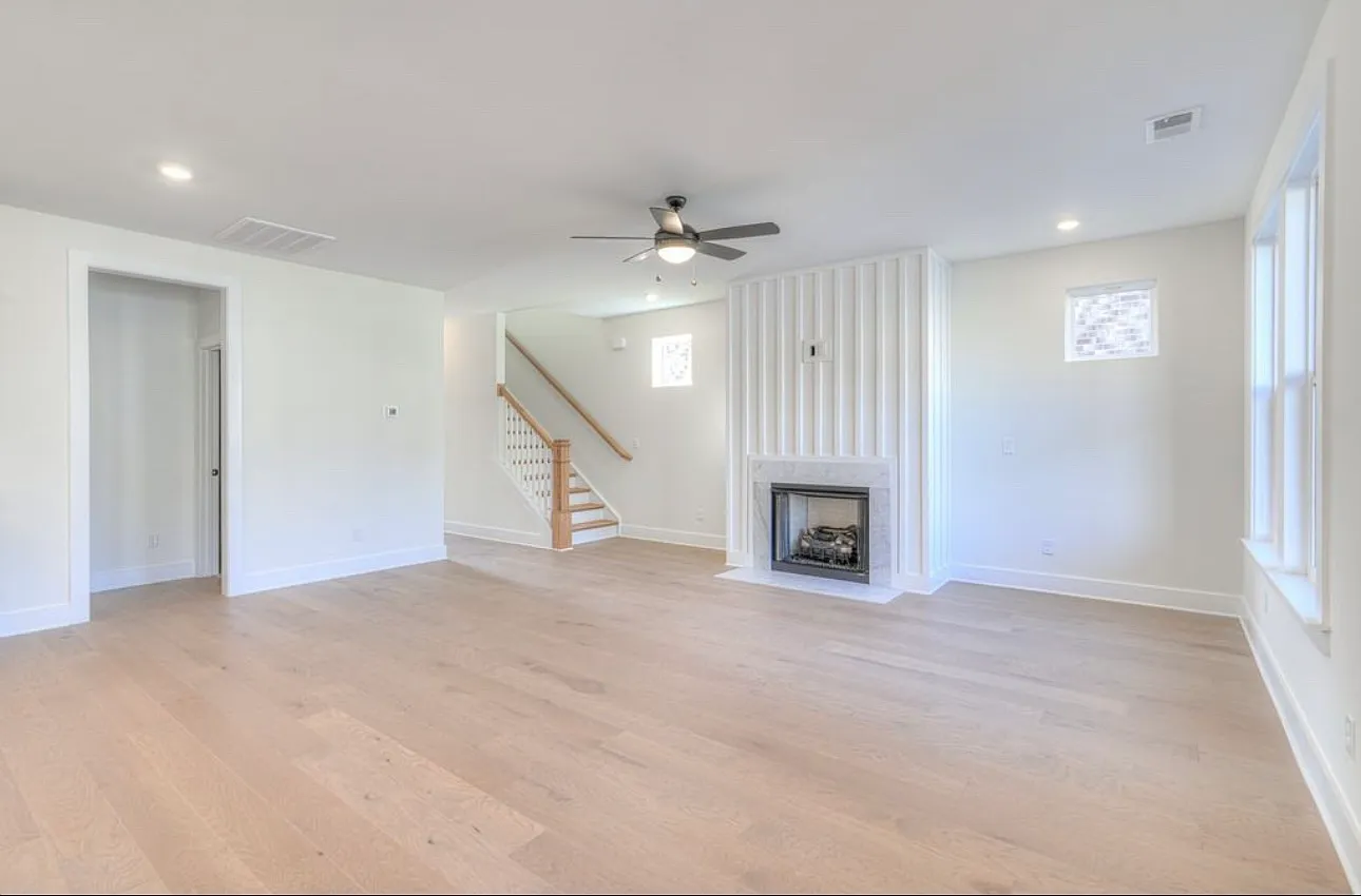 4 bed, 2388 sqft, $4,295 — Photo 2