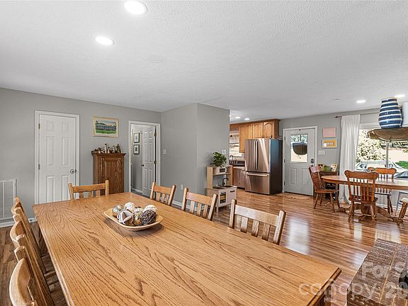 5th image of 1009 Hollow Rd