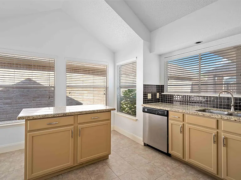 16054 Hidden Acres Dr — Photo 7