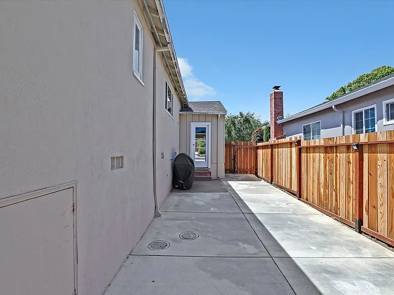 556 Anita Ln — Photo 16